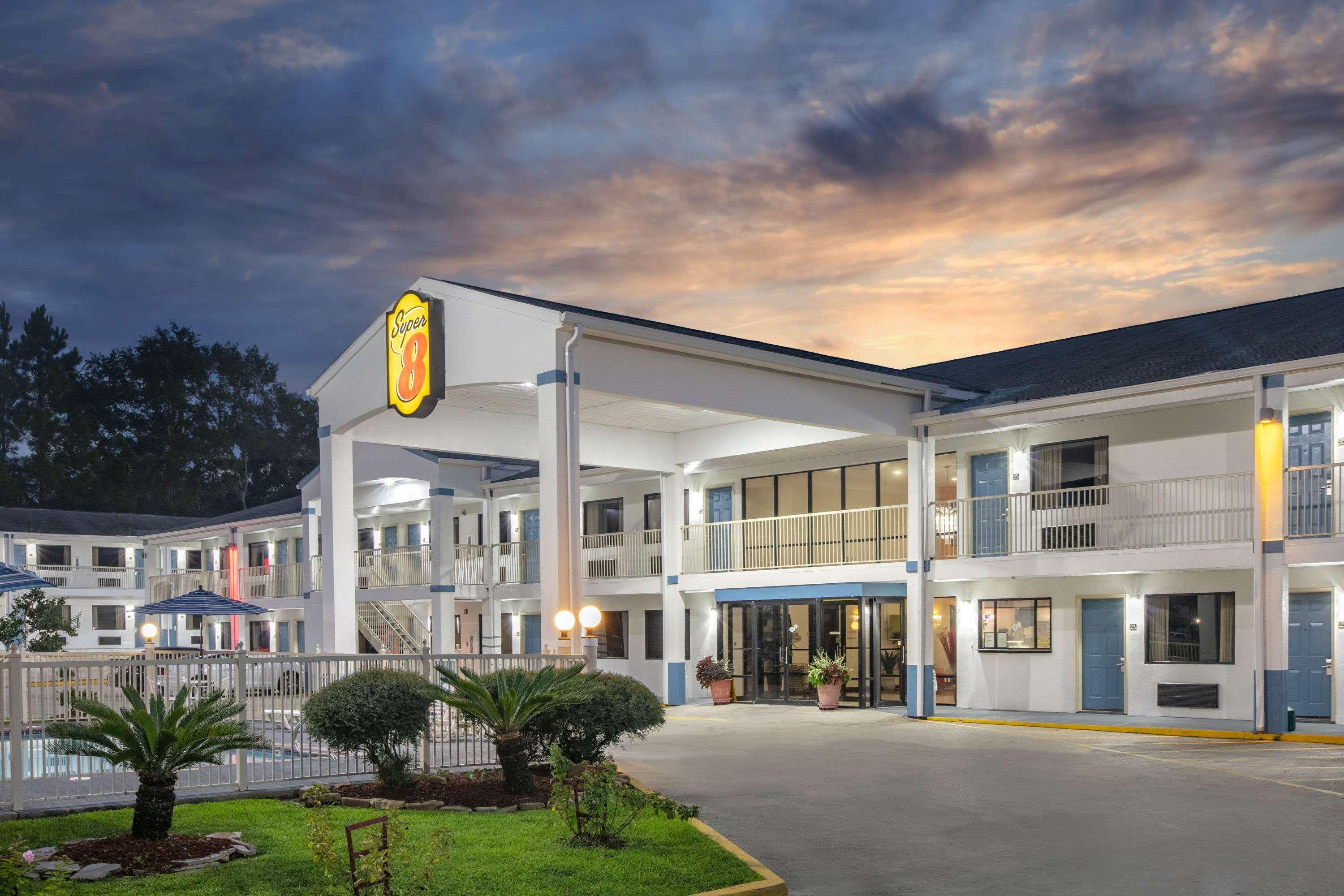 Super 8 By Wyndham Biloxi Hotel