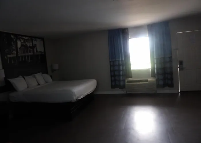 Super 8 By Wyndham Biloxi Ocean Springs