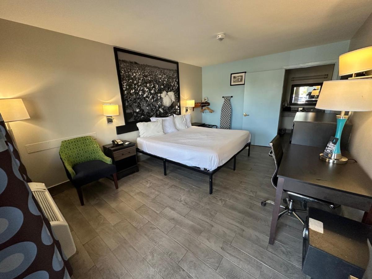 Super 8 By Wyndham Biloxi Hotel
