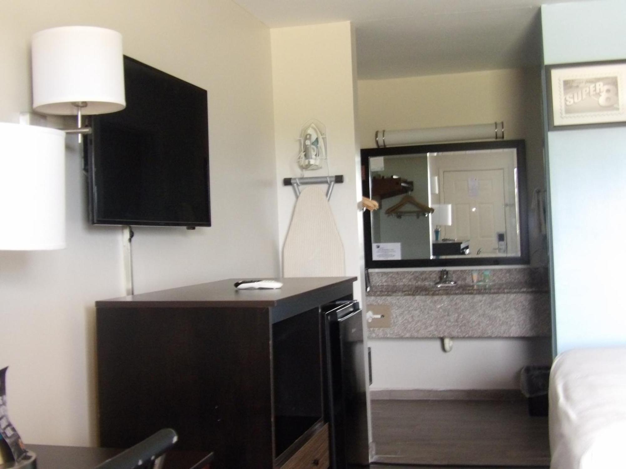 Super 8 By Wyndham Biloxi Ocean Springs