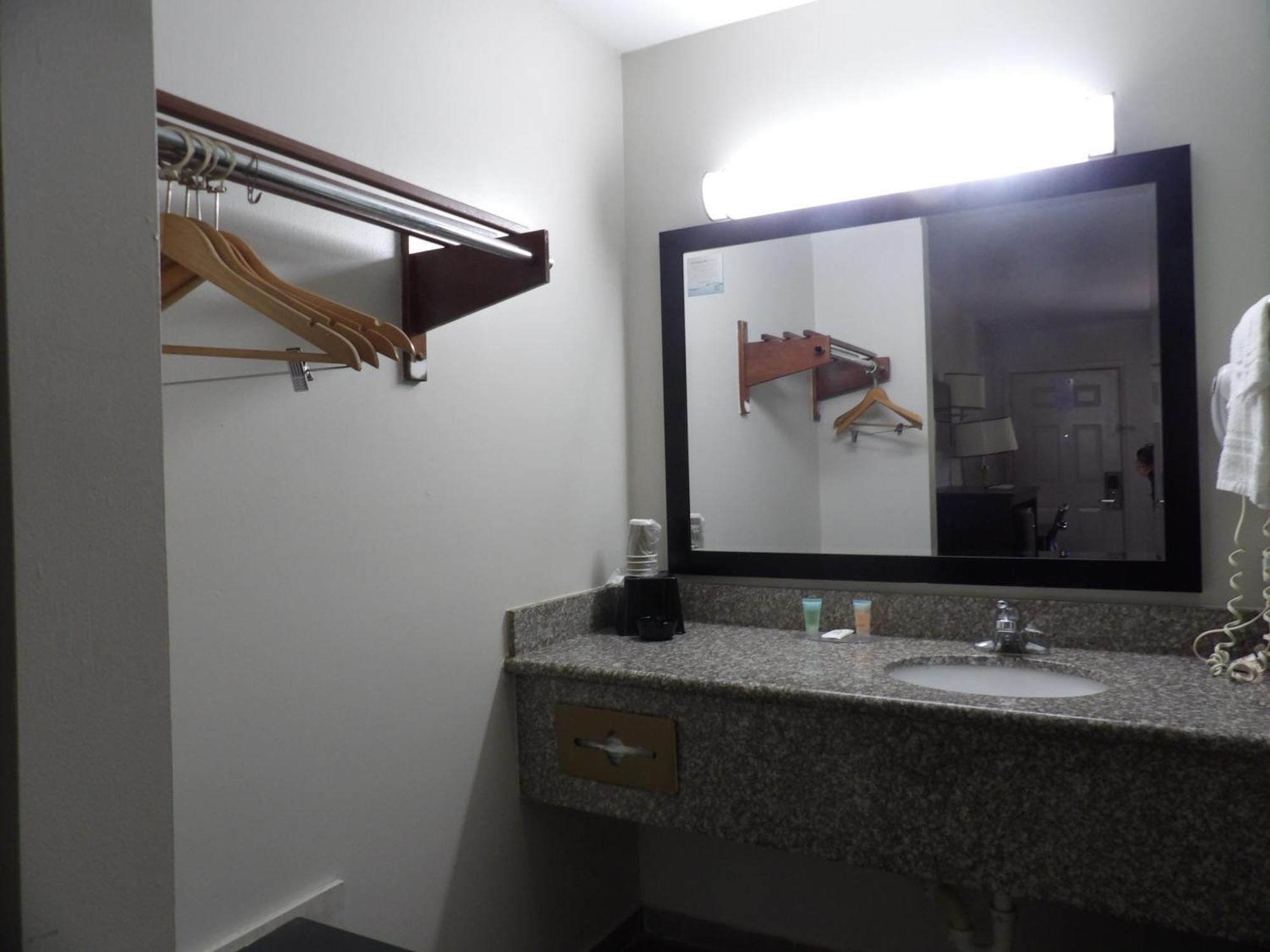 Super 8 By Wyndham Biloxi Ocean Springs