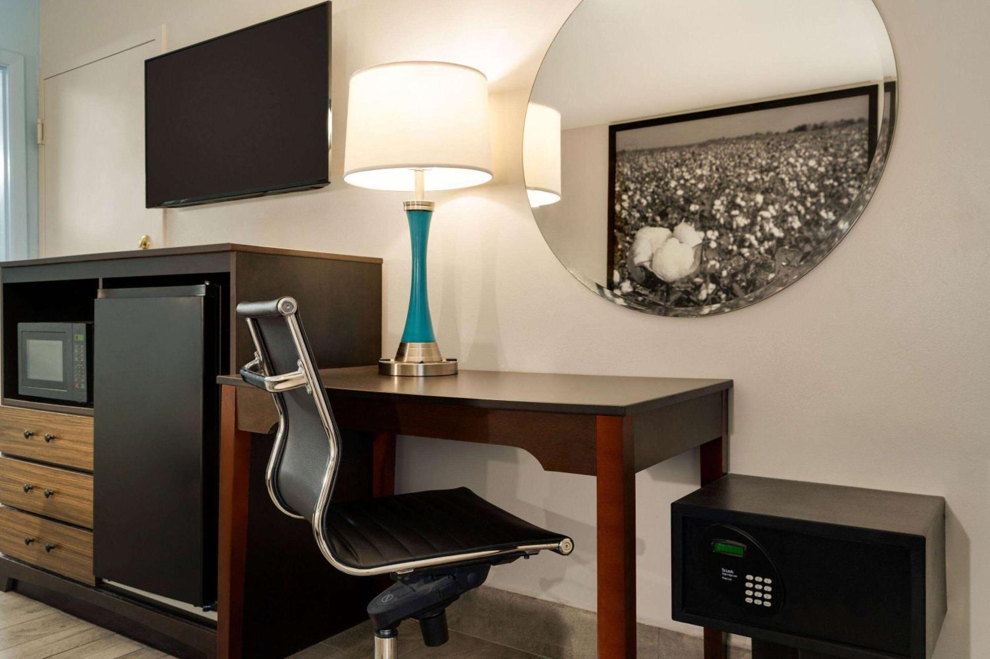 Super 8 By Wyndham Biloxi Hotel