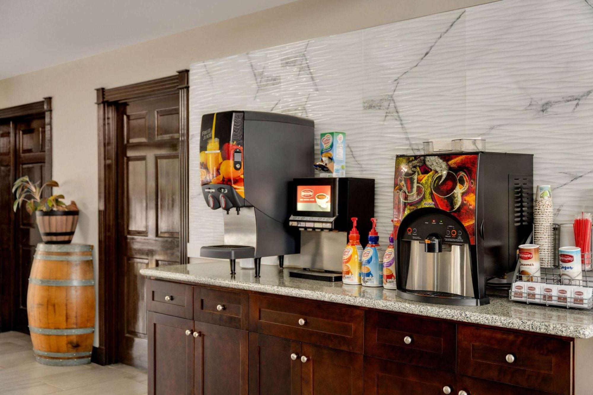 Hotel Super 8 By Wyndham Biloxi 3*