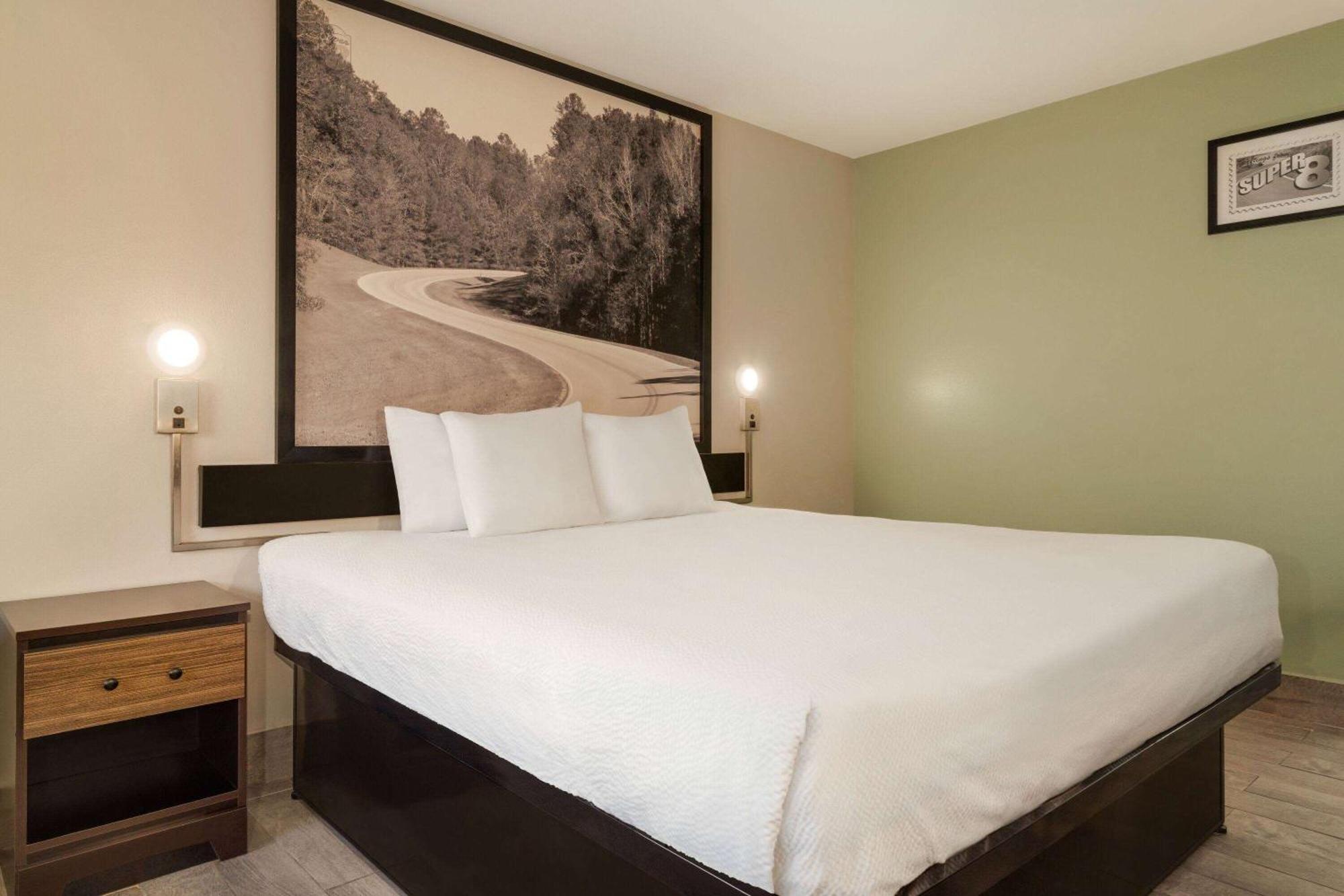 Super 8 By Wyndham Biloxi Ocean Springs