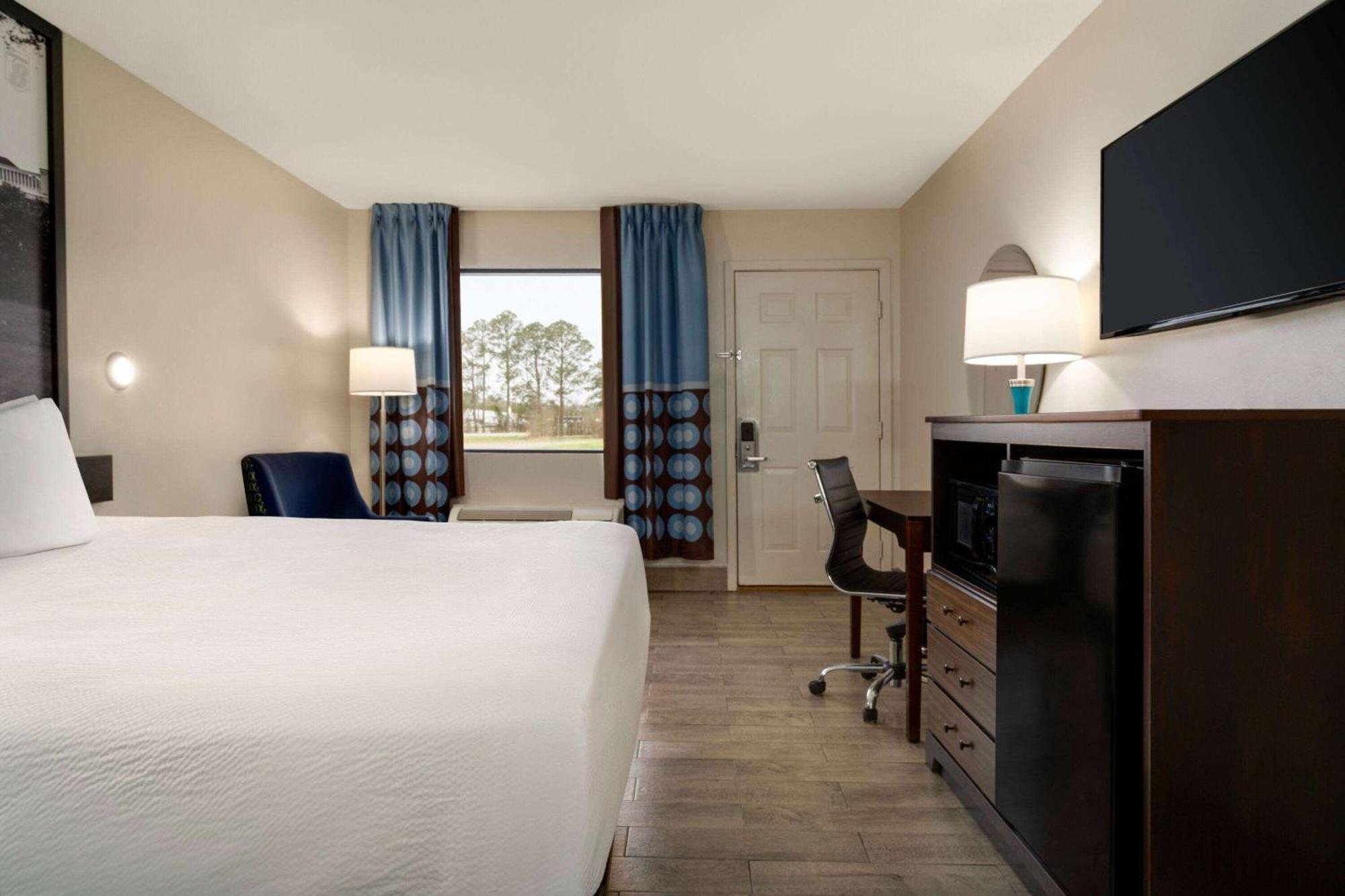 Hotel Super 8 By Wyndham Biloxi 3*