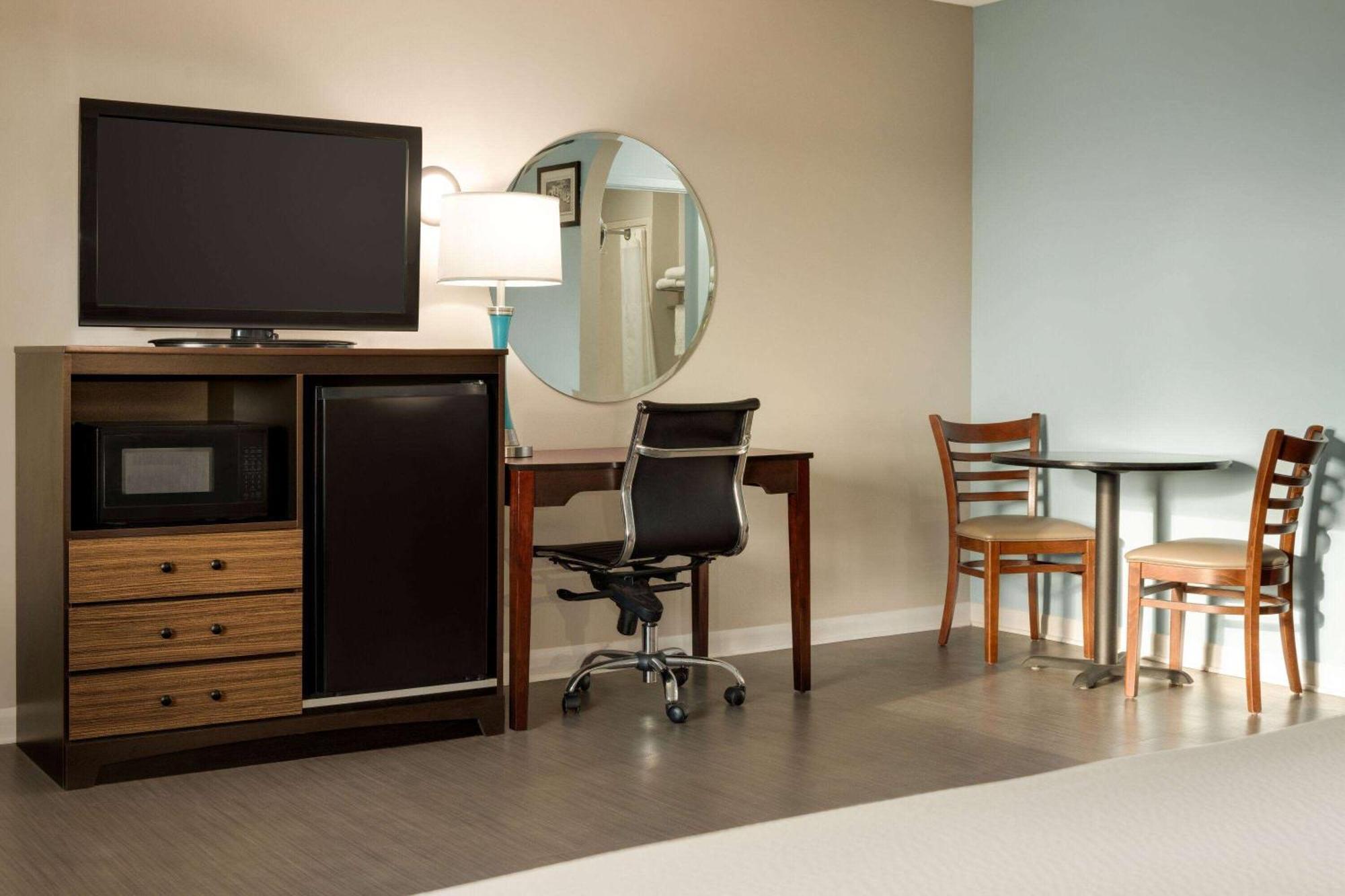 Super 8 By Wyndham Biloxi Ocean Springs